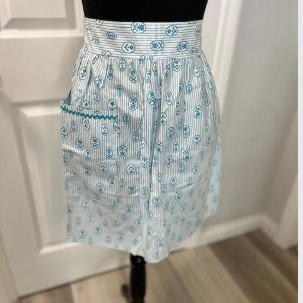 Vintage Apron in blue motif - Two pockets on one side - Ties in the back